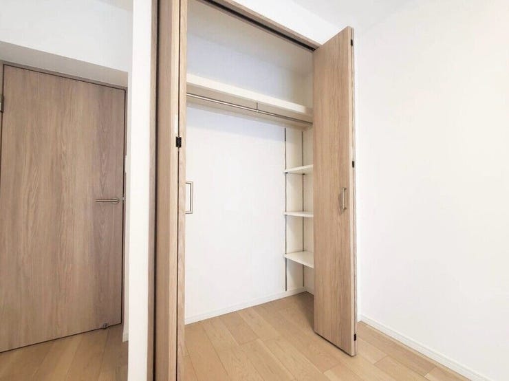 【Bedroom】クローゼット完備で収納力◎。家具の配置もしやすい機能的な洋室です。