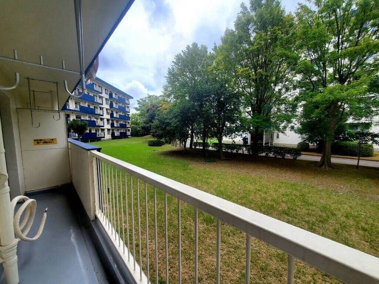 【Balcony】日当たりの良いバルコニーはお洗濯物がしっかり乾きやすく、毎日の家事にも重宝します。
