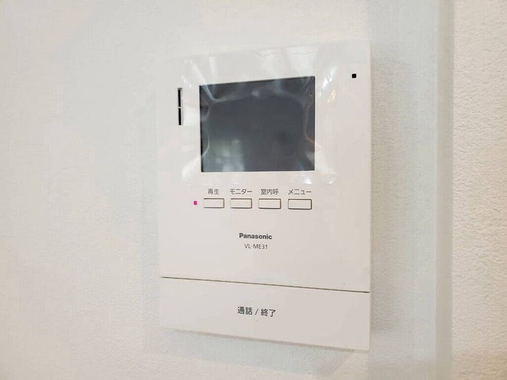 【Facilities】来訪者を確認できるモニター付きインターホンで、防犯面も安心です。