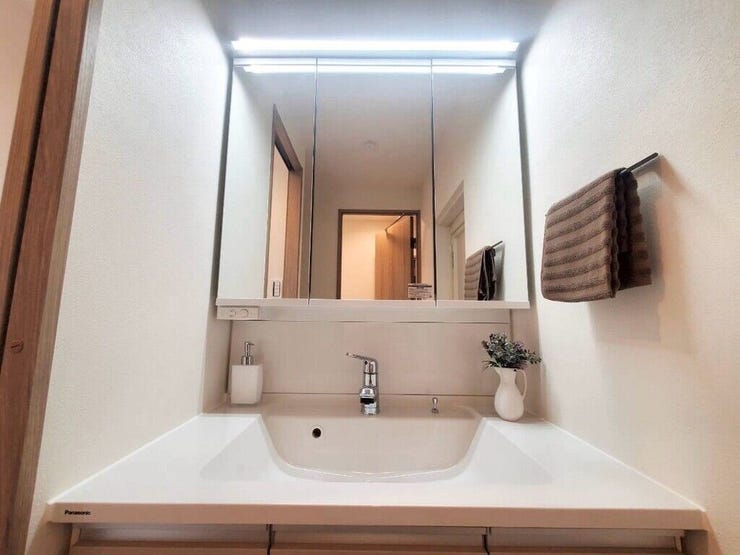 【Washroom】毎朝の準備がスムーズに。広めの洗面台と収納が使いやすい洗面所です。