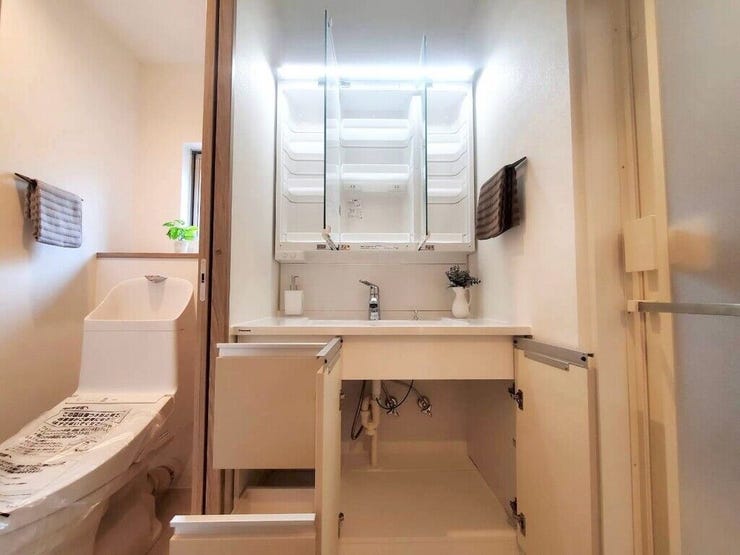【Washroom】すっきりとしたデザインで、毎日の生活が快適に。収納も豊富な洗面所です。