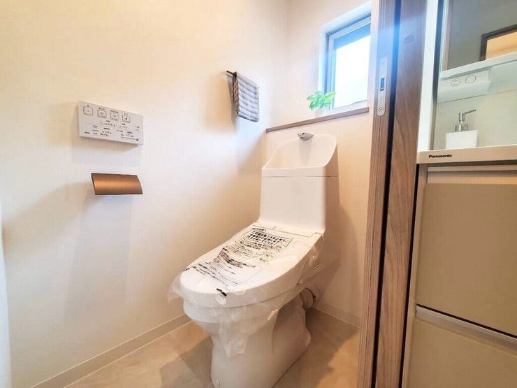 【Toilet】清潔感があり、落ち着いたデザインのトイレ。家族みんなが快適に使えます。