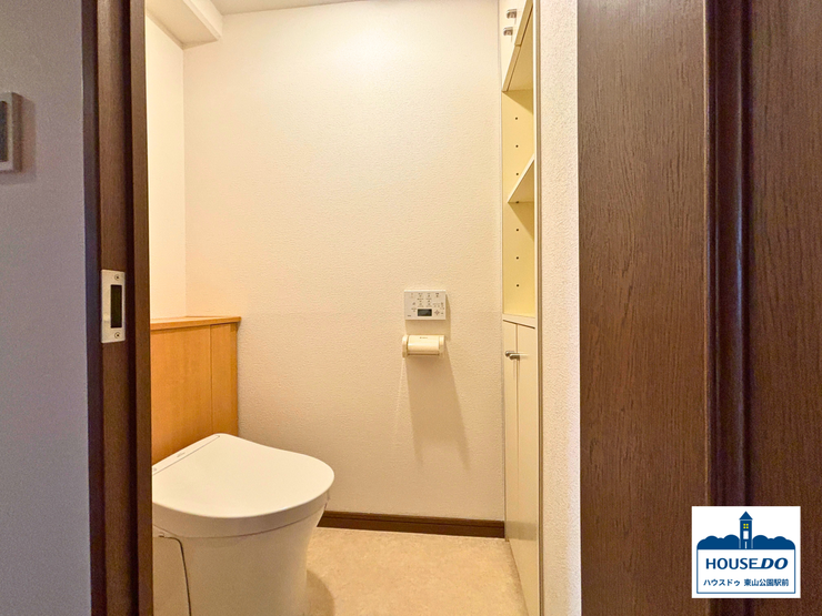 収納力のあるトイレ空間。トイレットペーパーや掃除用具、芳香剤などをスッキリ収納でき、見た目も清潔感たっぷり。必要なものを手に取りやすく、毎日快適にお使いいただけます。