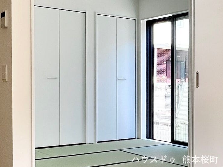 ■1階4.5帖和室■ゲストをもてなし、昼寝や家事にも使える、畳のぬくもりが心地よい多目的万能スペース。