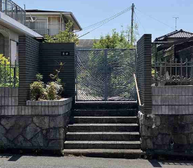 落ち着いた石畳風のアプローチが、温かみのある雰囲気を演出しています。