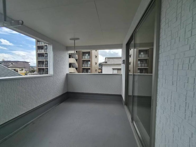 毎日の洗濯に便利なバルコニー♪お部屋からそのまま出入りできるので、洗濯物の出し入れもスムーズに行えます。
