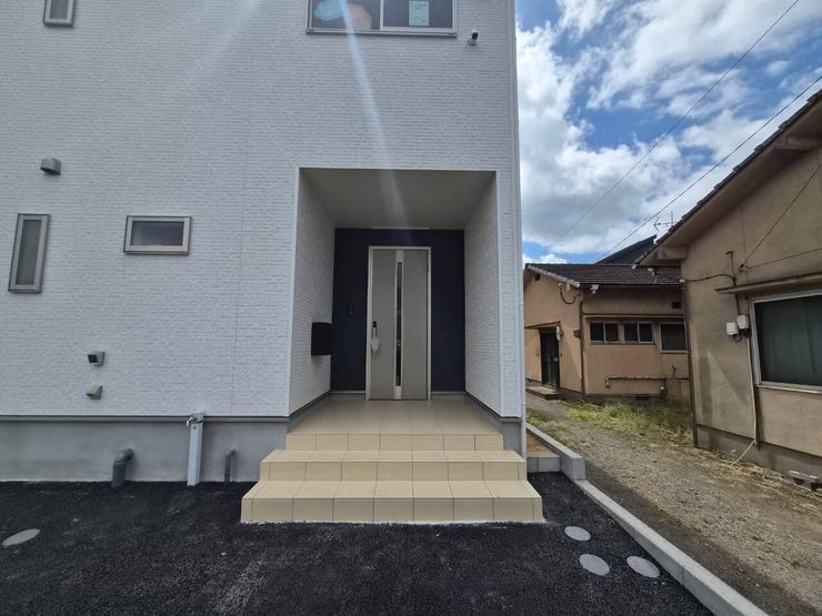屋根付きの玄関で、雨の日の出入りも安心♪傘を開閉したり荷物を受け取ったりする際にも、雨を気にしにくいのが嬉しいポイントです。