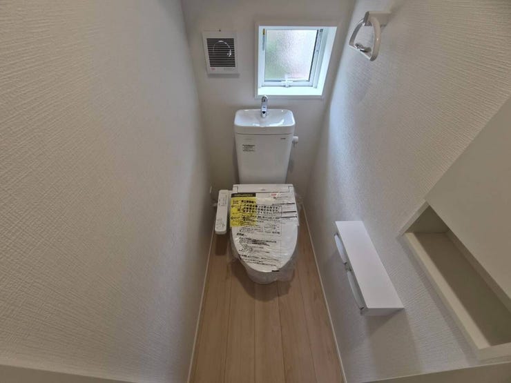 あると嬉しいトイレ収納♪トイレットペーパーや掃除用品などをまとめて収納でき、限られた空間を有効活用できます。