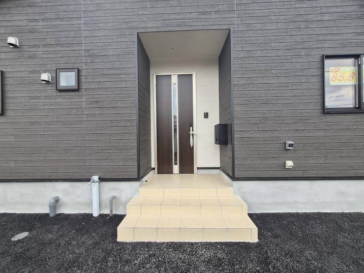 雨の日にも嬉しい屋根付き玄関♪毎日の出入りはもちろん、荷物の受け取りやお子様とのお出かけも快適にサポートします。