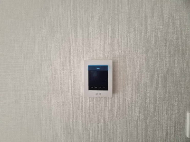 室内から来訪者を確認できるモニター付きインターホン。家事中やお子様のお留守番の際にも嬉しい便利な設備です。
