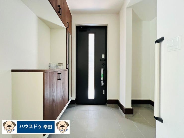 シューズインクローク付の玄関です。
ベビーカーなどの収納が可能です。