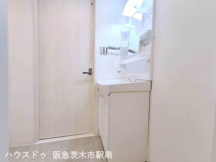 駐輪場とマンション内公園広場