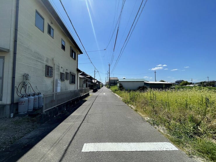 【程よい落ち着きと利便性を兼ね備えた道路幅】
通り抜けの車がスピードを出しにくいため安全性が高く、閑静な住宅街の良さを実感できます。
静かな暮らしとスムーズなカーライフを両立できる良い環境です。
