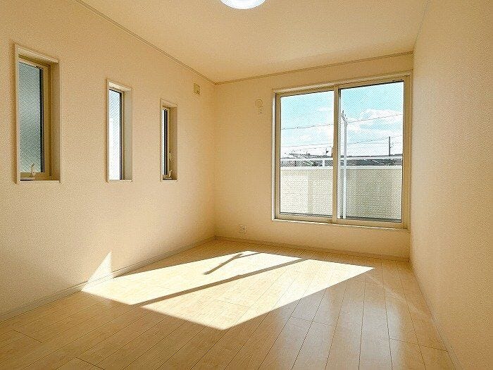 「洋室」2階洋室約6.5帖、南向きで日当たり良好