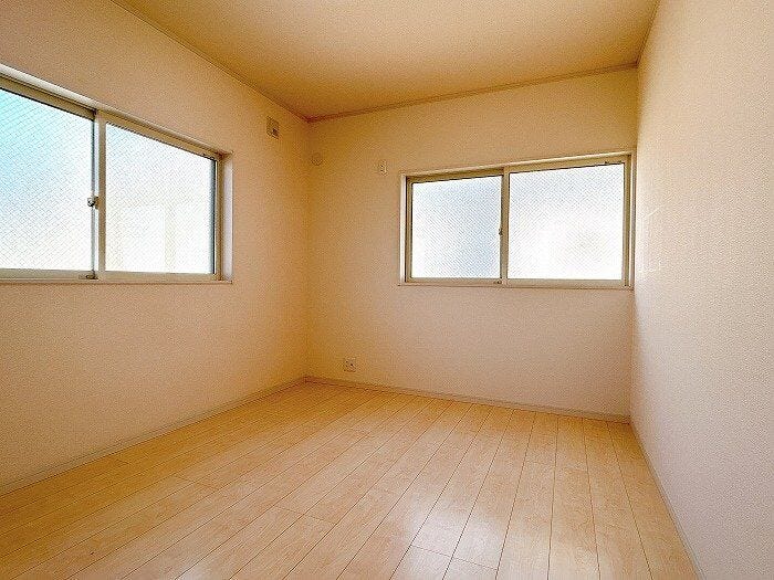 「洋室」2階洋室約6帖、二面採光で日当たり良好