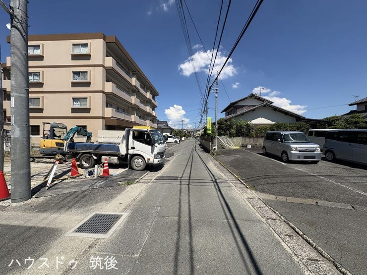 【南側前面道路】南側公道(幅員約3.7m)に面した開放的な現地写真です。南側道路につき日当たり良好で、室内にも心地よい光が差し込みます。