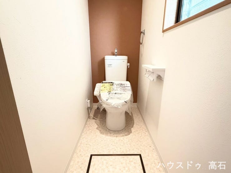 1階トイレ
窓付きで明るく換気のしやすいトイレ空間。