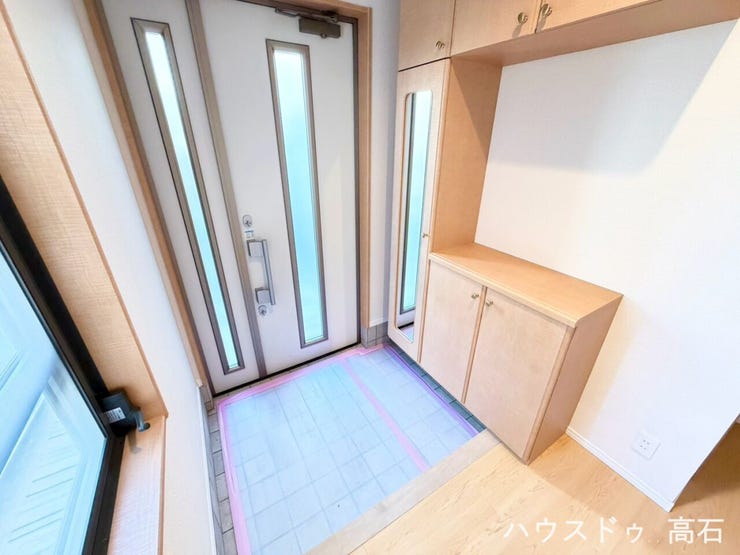 地下
靴収納を備えた玄関で、ご家族の靴もすっきり整理可能。