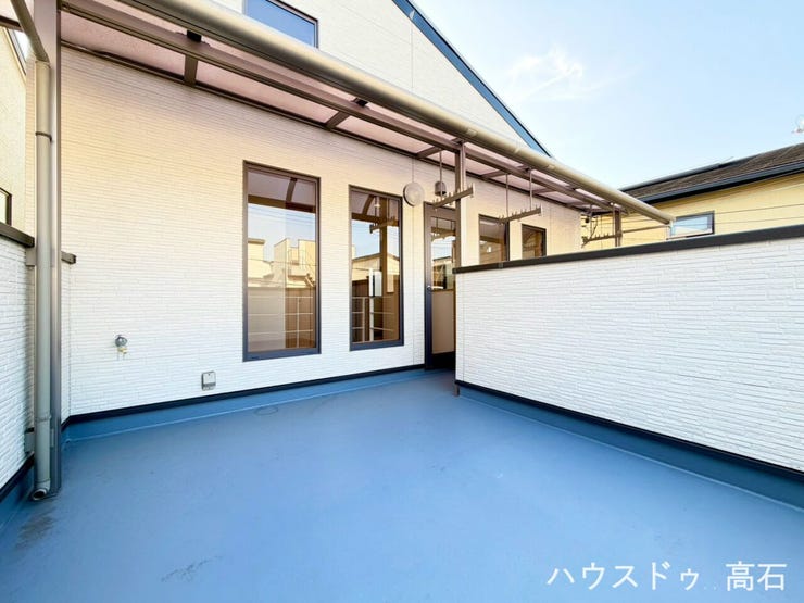広さのあるバルコニーは日当たりも良く、ご家族の洗濯物もたっぷり干せる便利なスペース。毎日の家事をしっかりサポートします。