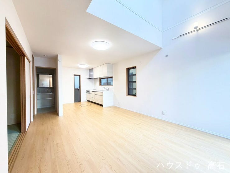 上部吹き抜けの開放感と自然光が心地よい約16帖のLDK。会話が弾むリビング階段仕様で、隣接する和室と合わせれば伸び伸び過ごせます。