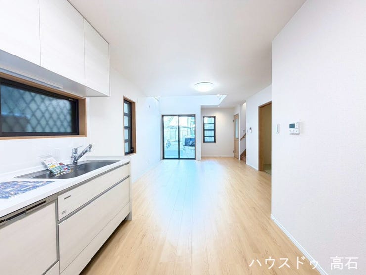 大きな窓から自然光が降り注ぐリビング空間。家族がゆったりとくつろげる開放的な間取りです。