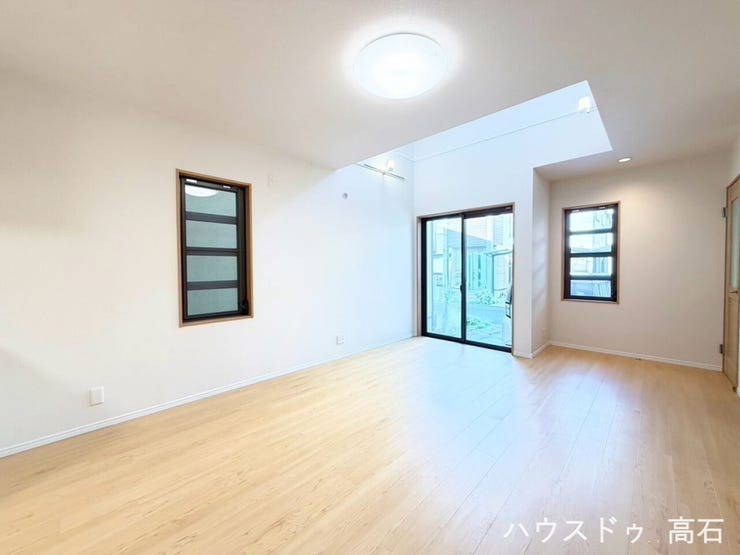 吹抜から贅沢な光が舞い込む約16帖の爽やかなリビング。木の温もりに包まれながら、ご家族でゆったりとくつろぎの時間を楽しめます。