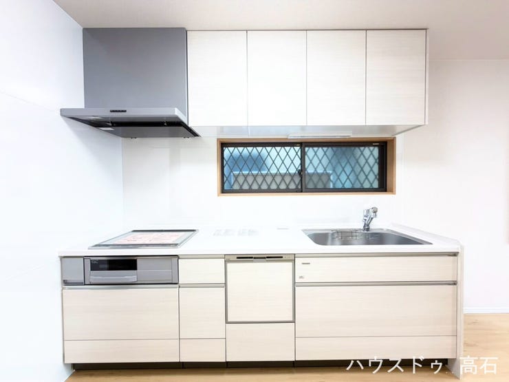 清潔感あふれる白を基調としたスタイリッシュなキッチン。便利なIHや食洗機が家事をサポートし、お料理の時間をより快適に演出します。