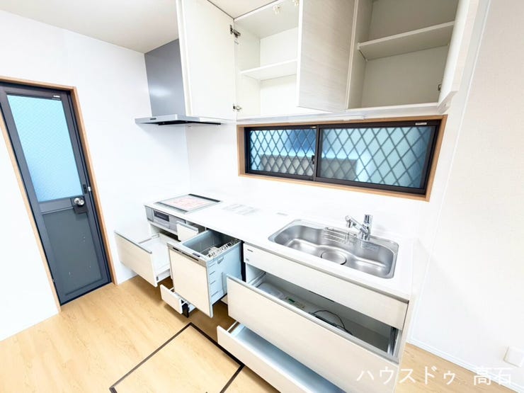 お掃除が簡単なIHコンロと食洗機・浄水器を備えた壁付システムキッチン。勝手口が付いているため、生ゴミの出し入れもスムーズに行えます。
