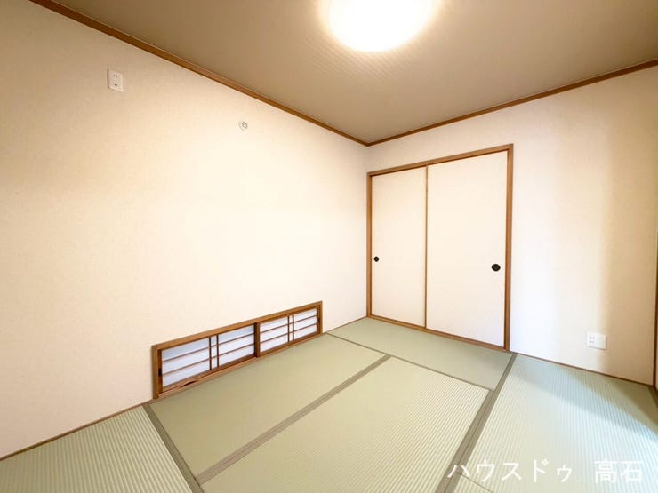 障子から柔らかい光が差し込む、ほっと一息つける安らぎの和空間。
