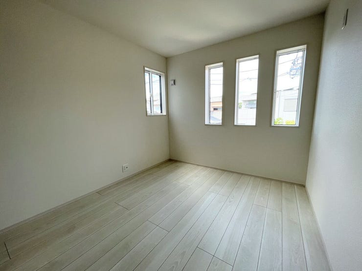 ◇洋室◇ 同仕様
2面採光のお部屋は明るく風通しが良いです♪
収納もしっかり出来ますよ!