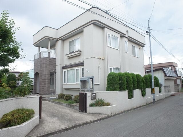 【外観】
リビングやベランダから南庭を眺められる邸宅。
住宅街にありながら、自然の癒しを感じられる住環境です。