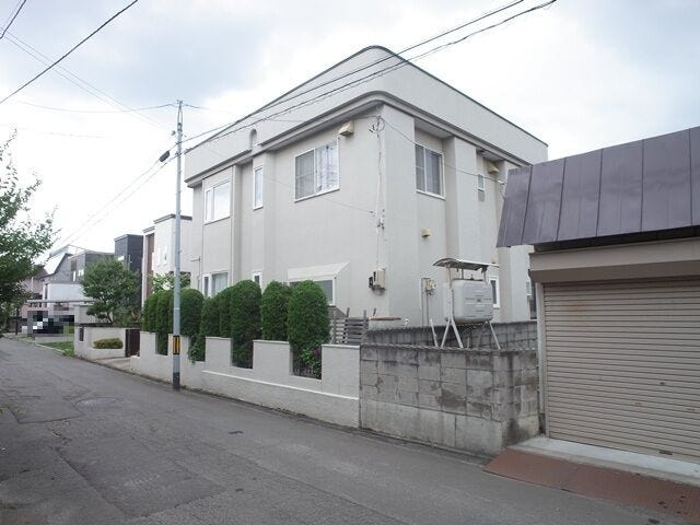 外部からの目線を遮る植栽があり、リビングでくつろぎやすい住まいです。