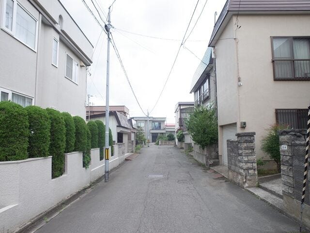 側溝のない歩きやすい前面道路で、幅5.5mのゆとりがあるため車の出入りもスムーズです。