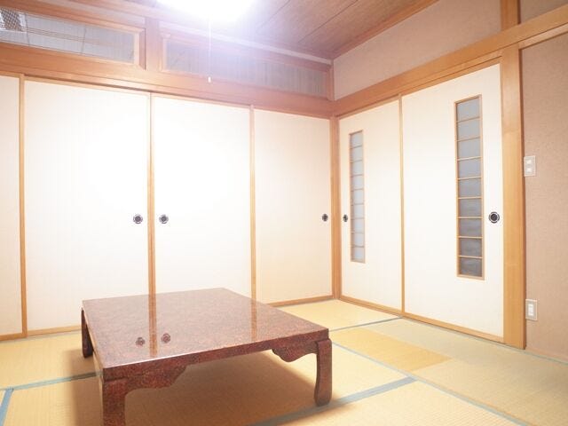 1階の6帖和室は押入付き。縁側から南庭を望める心地よい空間。寝室としてはもちろん、客間としてもおすすめです。