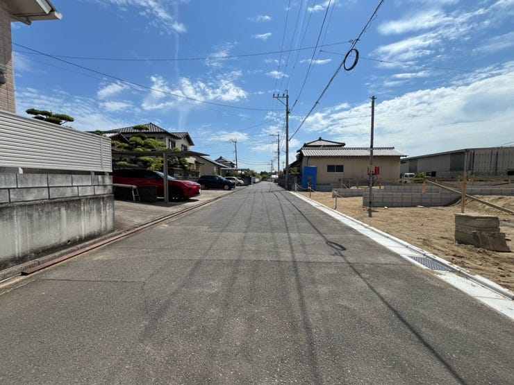 1号棟 現在建築中。10月完成予定。
同施工会社の完成物件にて内覧可能です◎