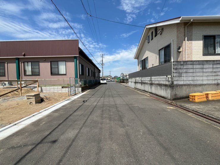 1号棟 現在建築中。10月完成予定。
同施工会社の完成物件にて内覧可能です◎