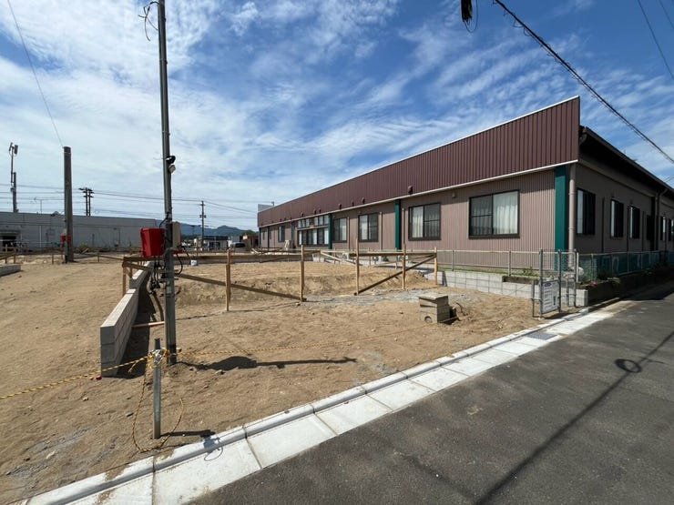 1号棟 現在建築中。10月完成予定。
同施工会社の完成物件にて内覧可能です◎