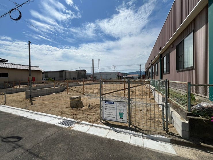 1号棟 現在建築中。10月完成予定。
同施工会社の完成物件にて内覧可能です◎