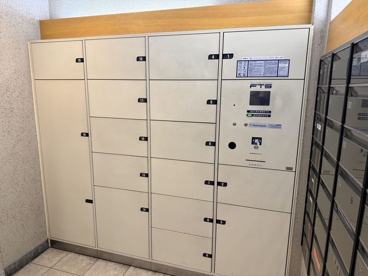 宅配ボックスで、不在時でも荷物をスムーズに受け取れます。