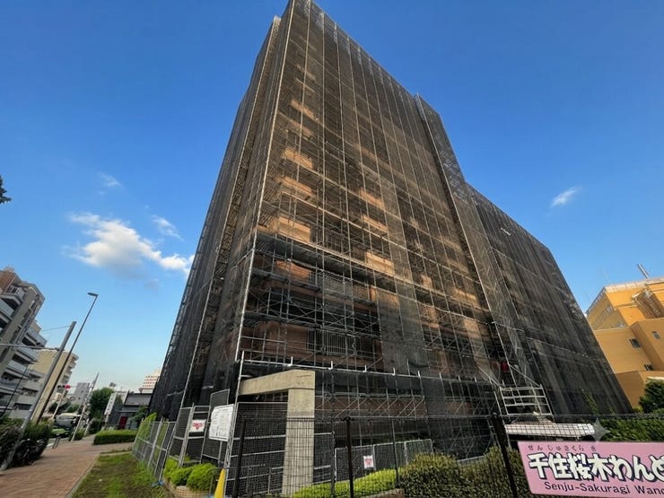【外観】
堂々とした外観の大規模マンション。高層階住戸も多く、開放感のある暮らしと安心の管理体制が魅力です。