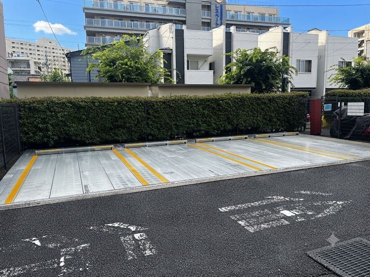 敷地内駐車場を備え、お車でのお出かけもスムーズ。荷物の多い日や雨の日にも便利です。