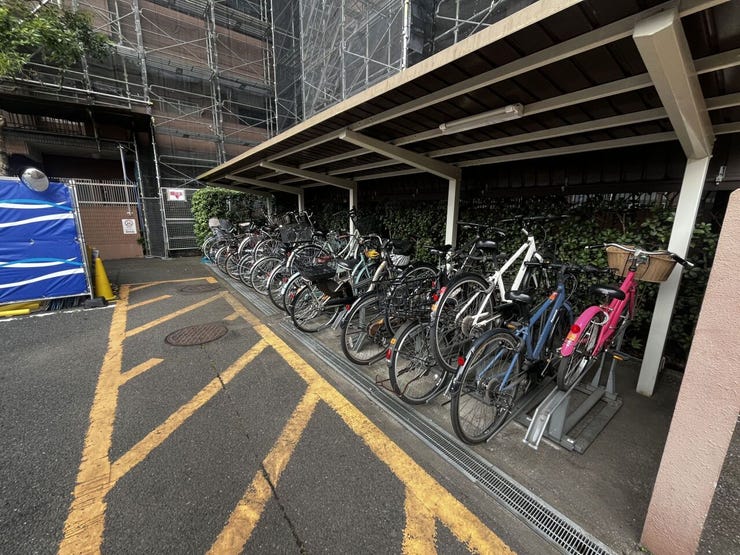 屋根付き駐輪場で大切な自転車を雨から守れます。日々の通勤・通学やお買い物にも便利です。