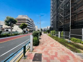 前面道路は見通しがよく、車の出入りもしやすい住環境。毎日の移動もスムーズです。