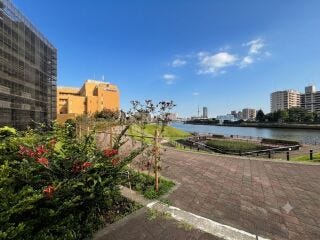河川が近く、開放感を感じられる前面道路。見通しも良く、落ち着いた住環境が魅力です。