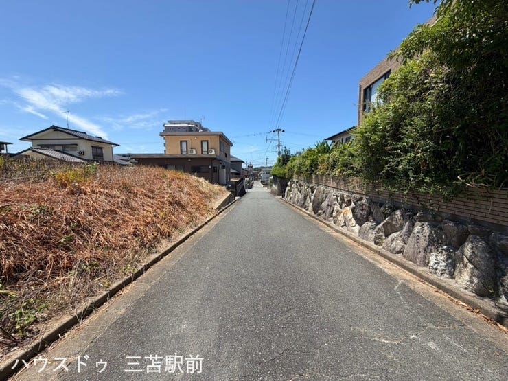 北側前面道路に接道しています。