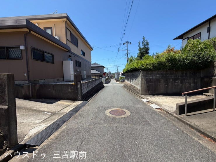 交通量はそこまで多くないので、子育ても世帯にも安心の立地。