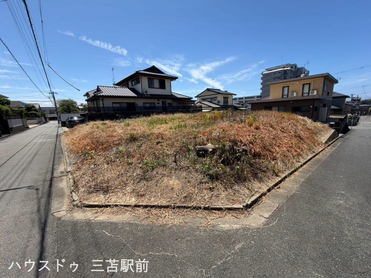 全体敷地。2宅地に分筆済み。