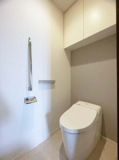 温水洗浄便座付き。シンプルで清潔感のあるトイレ空間です。