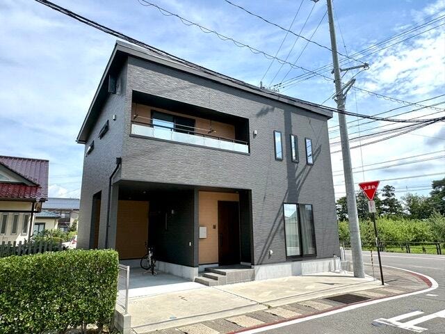 【外観写真】
黒を基調とするスタイリッシュな外観。二面バルコニーです。