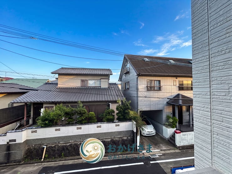 【眺望】
青空が広がり、周辺の街並みや建物が見渡せる開放感のある眺望です。
